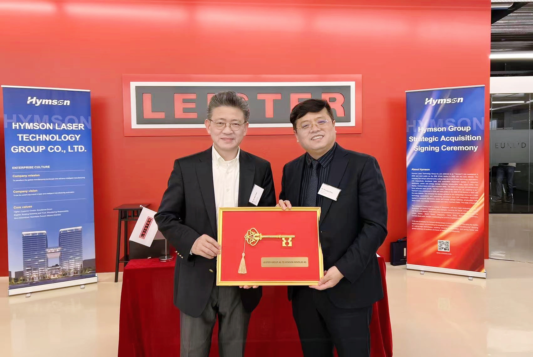 2、陈博、赵董钥匙交接 (1).jpg