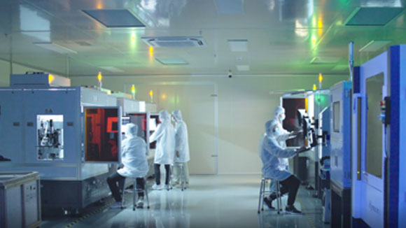 研发实验室-成立集团研究院、成都研究院，并在深圳、常州两地设立激光研发中心。